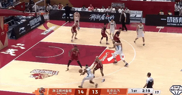 世界杯客户端安装说明-麦基顺下接球起飞举火烧天完成单手劈扣,上场4分钟得到7分